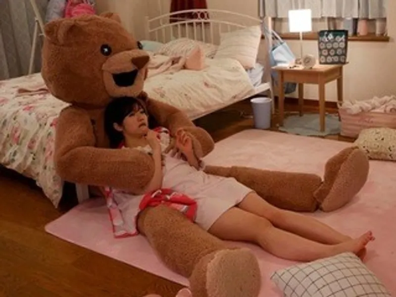 Chú em gái nhồi bông và em nữ sinh ngây thơ