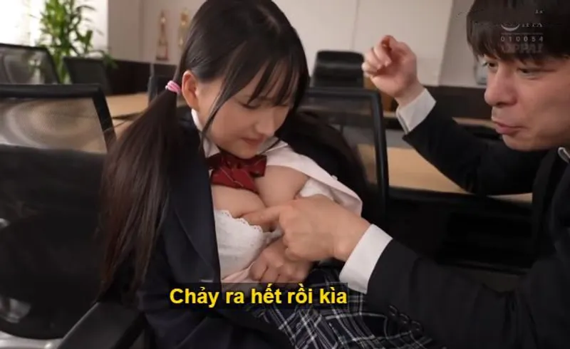 Trong suốt 3 năm, thầy giáo rèn luyện cô học trò ngực đẹp thành “hũ đựng tinh”.