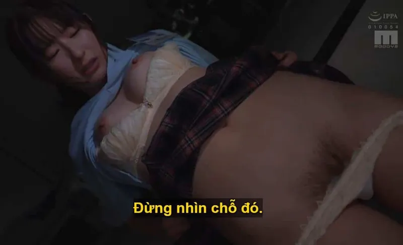 Ông sếp mưu tính "làm tình" với cô nhân viên kiêu kỳ lười nhác, suốt ngày chỉ bận rộn chat chit cùng người yêu.